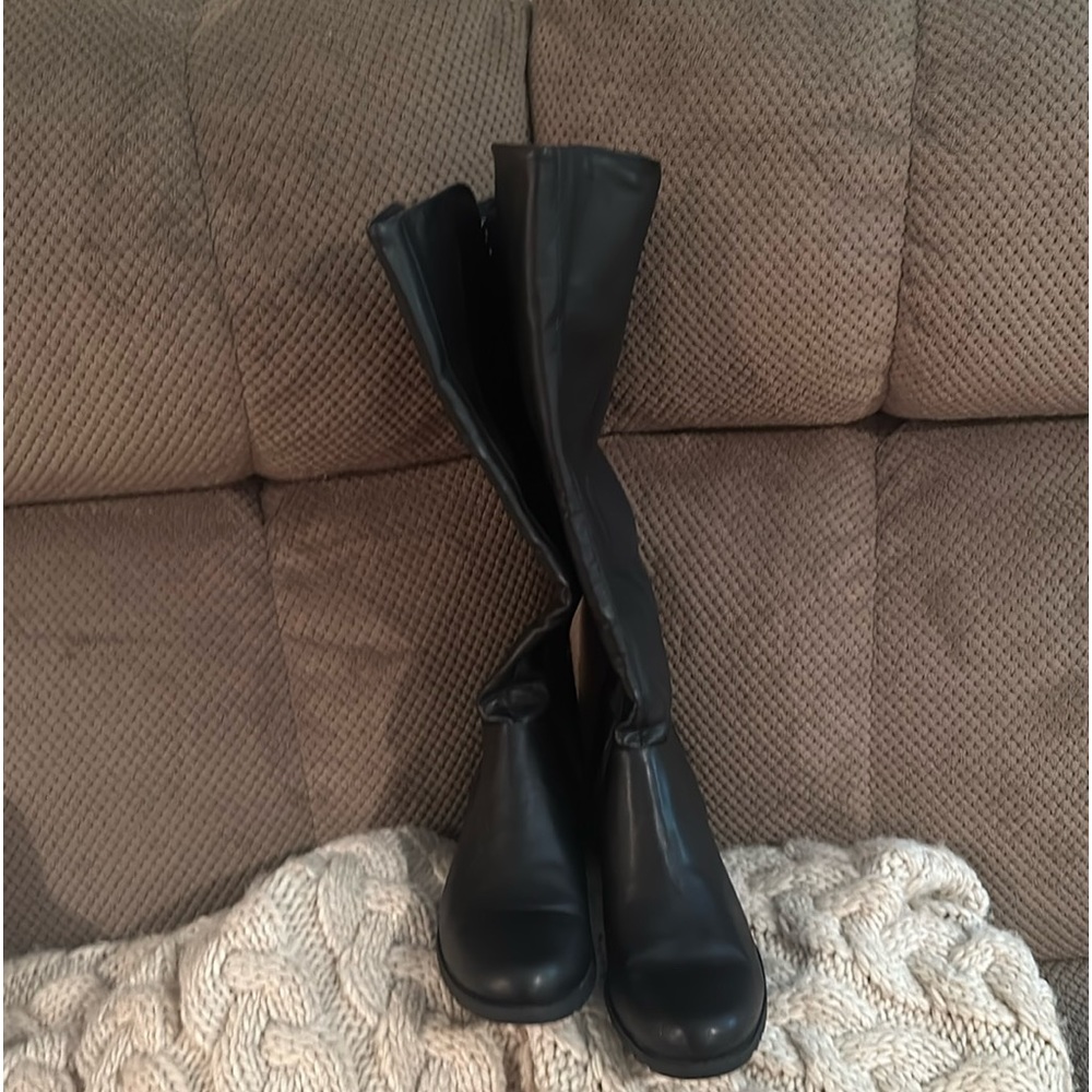 Ladies Beautiful black boots. Only worn 1 time!
